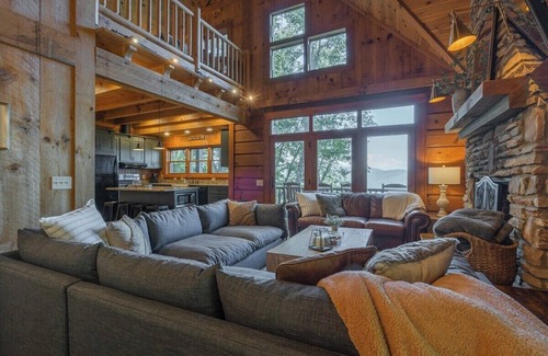 Morganton Cabin | Pet-Friendly Cozy Cabin w/Long Range Mtn Views