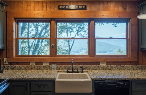 Morganton Cabin | Pet-Friendly Cozy Cabin w/Long Range Mtn Views