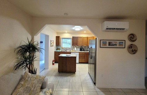 Gulf Gate Estates House | Pet Friendly Cozy Cottage Only 4 Miles From Siesta Key Beach!