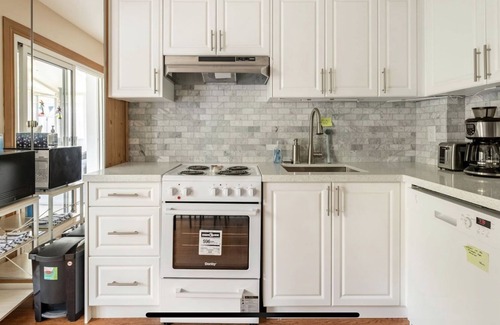 Pickering House | Pet friendly Cozy private backyard garden suite