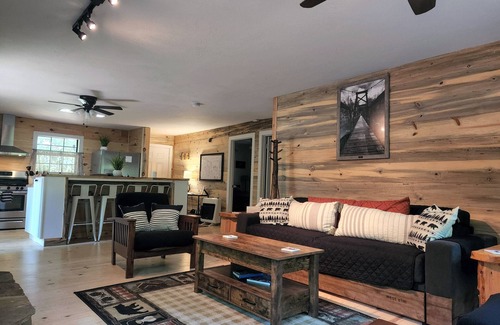 Cashes Valley Cabin | Pet Friendly Creekfront Cabin W/King bed/Fireplace/Fitpit