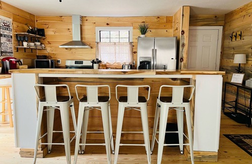 Cashes Valley Cabin | Pet Friendly Creekfront Cabin W/King bed/Fireplace/Fitpit