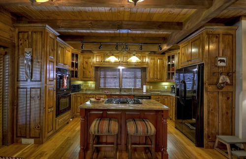 Ellijay Cabin | Pet friendly Creekside retreat! Surrounded by wineries, walk to waterfall!