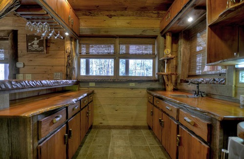 Ellijay Cabin | Pet friendly Creekside retreat! Surrounded by wineries, walk to waterfall!