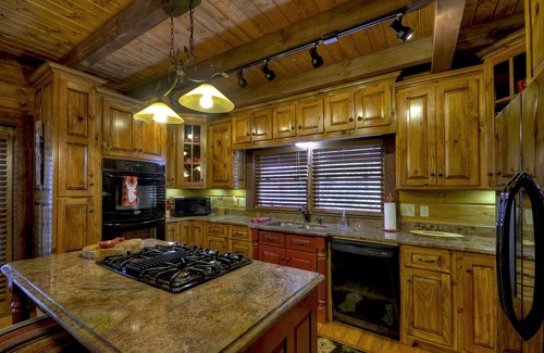 Ellijay Cabin | Pet friendly Creekside retreat! Surrounded by wineries, walk to waterfall!
