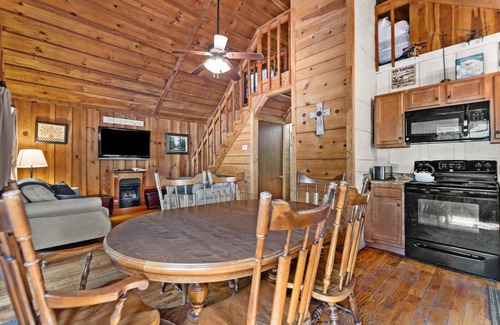 Primrose Cabin | Pet Friendly, Cute Theme Decor, Wi-Fi, Satelite TV, Hot Tub, Gas Grill