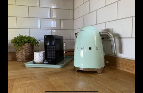 Redcliffe House | Pet Friendly -Easy walk to beach, cafes, restaurants - Free Netflix - Wifi
