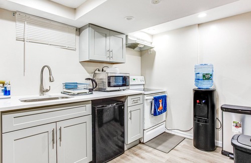 Alden Manor Apartment | Pet-Friendly Elmont Apartment: 17 Mi to NYC!