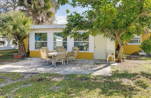 Englewood South Cottage | Pet-friendly Englewood Home - 4 Mi to Beach!