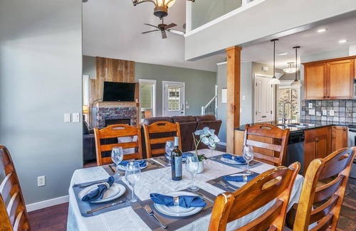 Central Okanagan Cottage | 🐕*PET FRIENDLY-FALL DATES AVAILABLE-WITH PRIVATE HOT TUB/GOLF CART/FAMILY FUN🍂