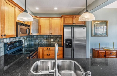 Central Okanagan Cottage | 🐕*PET FRIENDLY-FALL DATES AVAILABLE-WITH PRIVATE HOT TUB/GOLF CART/FAMILY FUN🍂