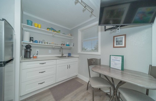 Matlacha Hotel | Pet-Friendly/Family-Friendly Waterfront Vacation Rental + Free Boat Dockage!