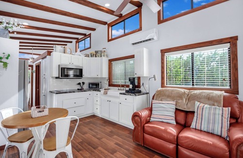 Lampasas House | Pet-Friendly Farmhouse Tiny Home w/Private Deck