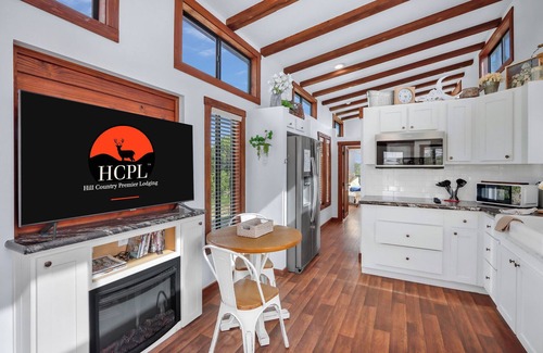 Lampasas House | Pet-Friendly Farmhouse Tiny Home w/Private Deck