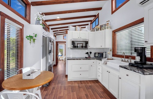 Lampasas House | Pet-Friendly Farmhouse Tiny Home w/Private Deck