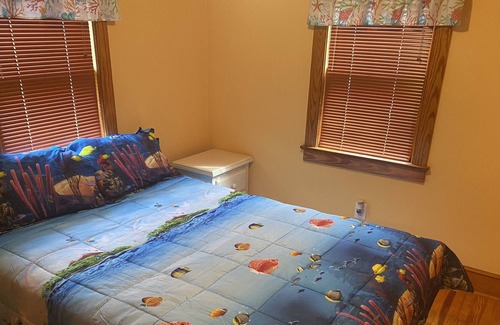 Milford House | Pet Friendly Fenced in Yard 2 Miles From DE TURF