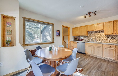 Florissant Cabin | Pet-Friendly Florissant Cabin w/Fire Pit!
