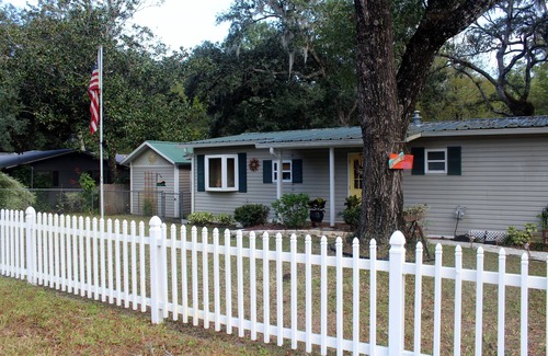 Dunnellon House | Pet friendly free use of kayaks,bikes great dock and screen room fenced yard