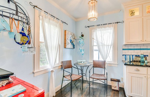 San Jacinto House | Pet-Friendly Galveston Bungalow, 1/2 Mi to Beach!