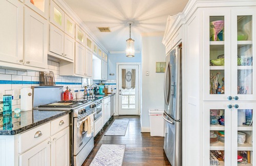 San Jacinto House | Pet-Friendly Galveston Bungalow, 1/2 Mi to Beach!
