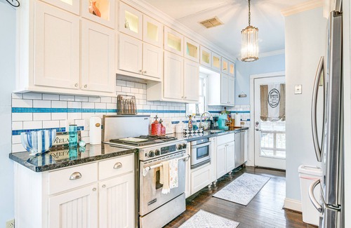 San Jacinto House | Pet-Friendly Galveston Bungalow, 1/2 Mi to Beach!