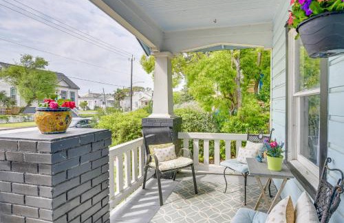 San Jacinto House | Pet-Friendly Galveston Bungalow, half Mi to Beach!