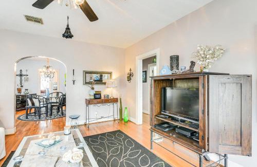 San Jacinto House | Pet-Friendly Galveston Bungalow, half Mi to Beach!