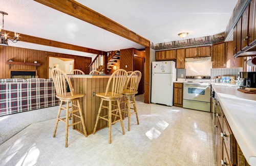 Michaywe House | Pet-Friendly Gem: Hike, Fish & Golf in Gaylord