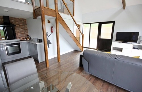 Dilham House | Pet friendly getaway - private hot tub, enclosed garden - countryside views