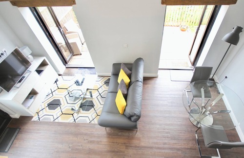 Dilham House | Pet friendly getaway - private hot tub, enclosed garden - countryside views
