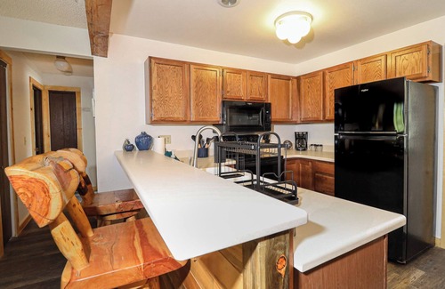 Grand Lake Apartment | Pet Friendly! Ground level 2 Bedroom Mountain Retreat