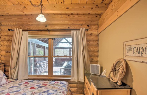 Albany Cabin | Pet-Friendly Highway Log Cabin w/ Lake View!