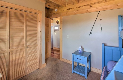 Albany Cabin | Pet-Friendly Highway Log Cabin w/ Lake View!