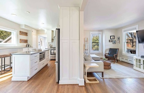 West Annapolis House | Pet-Friendly Home Near USNA Stadium with Parking