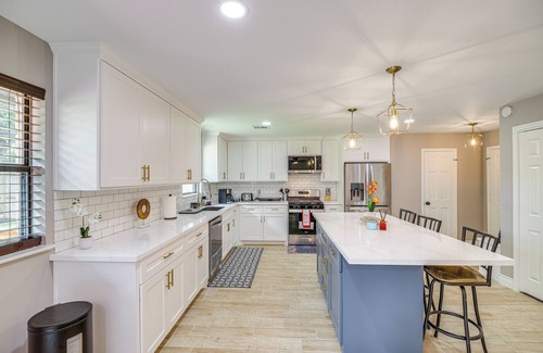 Westbury House | Pet-Friendly Home w/Deck - 6 Mi to NRG Stadium!