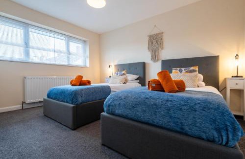 Brockworth House | pet friendly house by KBS StayHub Short Lets & Serviced Accommodation Brockworth with parking