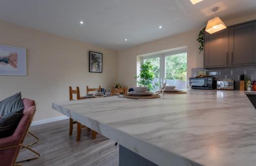 Brockworth House | pet friendly house by KBS StayHub Short Lets & Serviced Accommodation Brockworth with parking