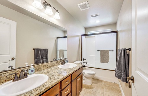 Klamath Falls House | Pet-Friendly Klamath Falls Home w/ Private Yard!