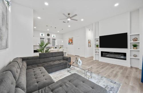 Dallas Apartment | Pet-Friendly l Brand New Space l Downtown