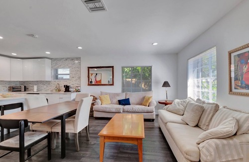 South Palm Park Neighborhood Association House | Pet Friendly Lake Worth Beach Cottage Sleeps 6+ Fenced Yard