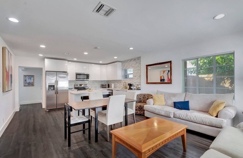 South Palm Park Neighborhood Association House | Pet Friendly Lake Worth Beach Cottage Sleeps 6+ Fenced Yard