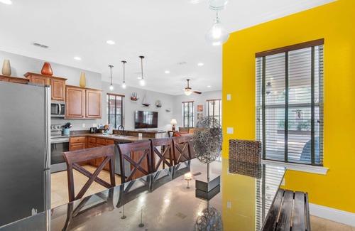 Villages of Crystal Beach House | ⭐Pet Friendly⭐Lagoon Pool-Beach Trolley-2 Kings 👑-5BR Here Comes the Sun