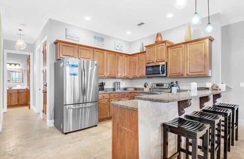 Villages of Crystal Beach House | ⭐Pet Friendly⭐Lagoon Pool-Beach Trolley-2 Kings 👑-5BR Here Comes the Sun