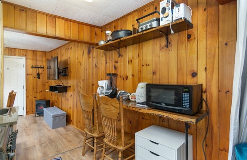 Flat Rock Condo | Pet-Friendly Lakefront Studio – Canoes, Pool, Tennis, and Resort Perks at Historic Mill House Lodge!