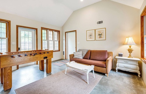 Lincoln Cabin | Pet-Friendly Lincoln Retreat w/ Game Room!