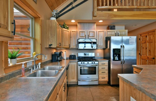 Hayward Cabin | Pet Friendly Lost Dutchman Lodge On Teal Lake