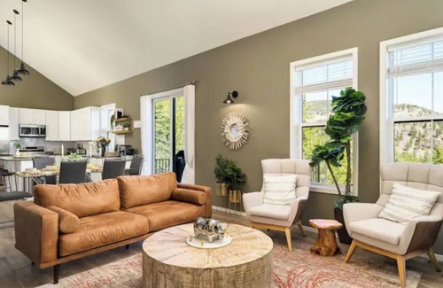 Bailey House | PET-FRIENDLY LUXE Mtn Retreat, Hot tub, Firepit w/EPIC views, Red Rock, Rafting