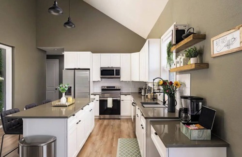 Bailey House | PET-FRIENDLY LUXE Mtn Retreat, Hot tub, Firepit w/EPIC views, Red Rock, Rafting