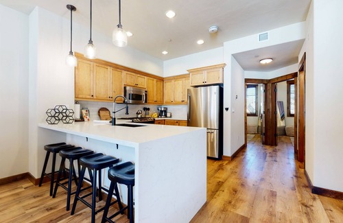 Woodwinds House | Pet-Friendly Luxury, Bright Interior, On Golf Course! Gas Grill & Hot Tub