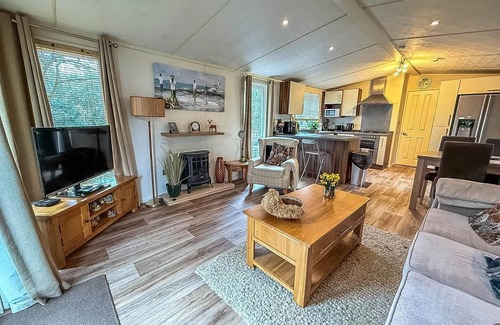 Corton House | Pet friendly, luxury caravan for hire in Suffolk by the beach ref 32203OG